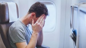 Should you recline your seat on an airplane? This guy doesn't have that problem