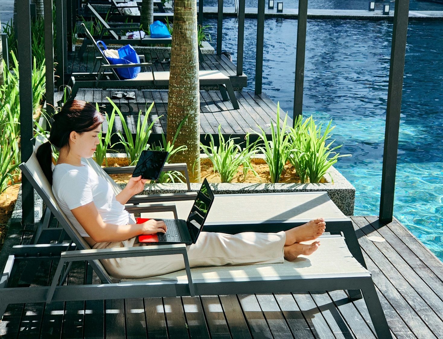 10 Pros of a Digtal Nomad Lifestyle & 10 Cons - RoughMaps