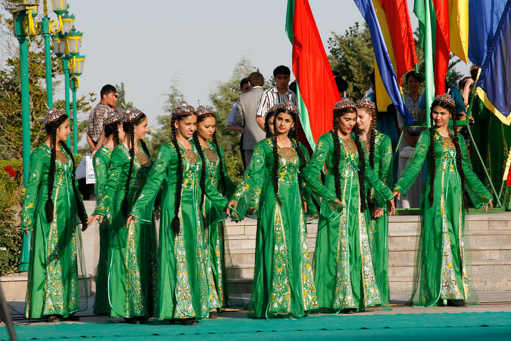 Туркмен халкам. Туркмения туркменки. Туркмены игдыры. Туркменбаши gyzlar. Ашхабадское платье национальное.