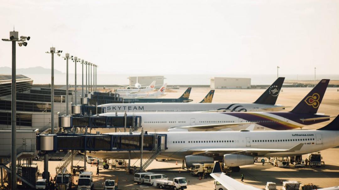 Pilots and Flight Attendants Share Their Most Loved (And Hated) Airports