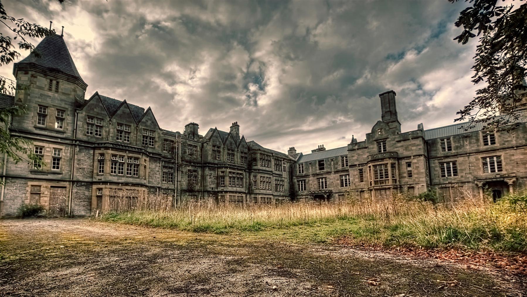 Abandoned Building Explorers From Around The World Share What They Found