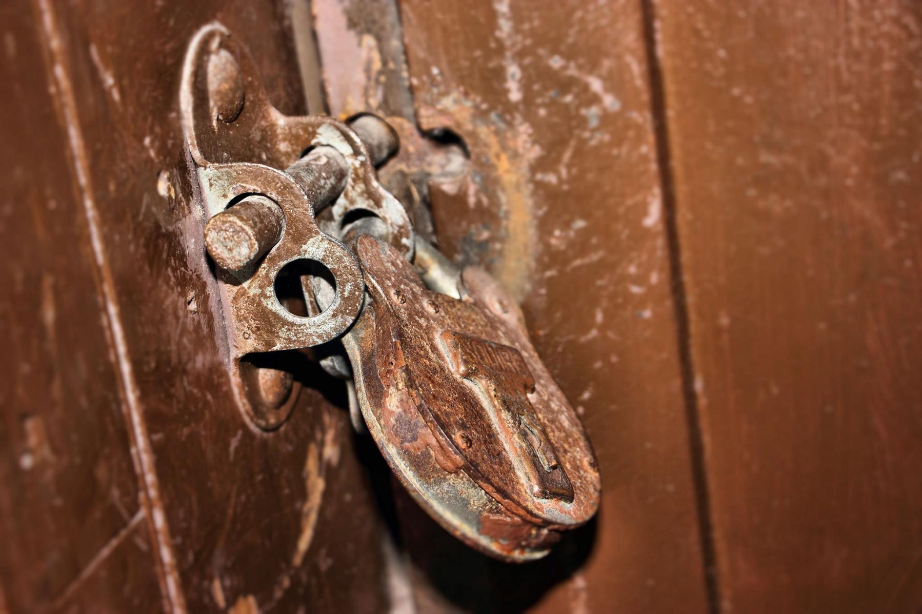 Abandoned Building Explorers From Around The World Share What They Found