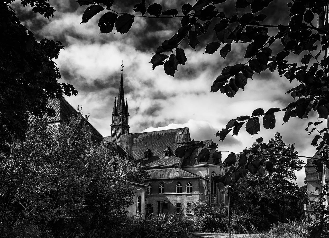 Abandoned Building Explorers From Around The World Share What They Found