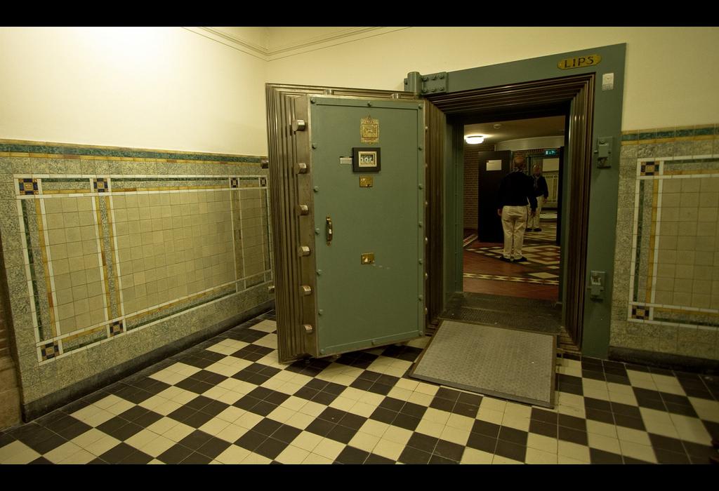 Abandoned Building Explorers From Around The World Share What They Found