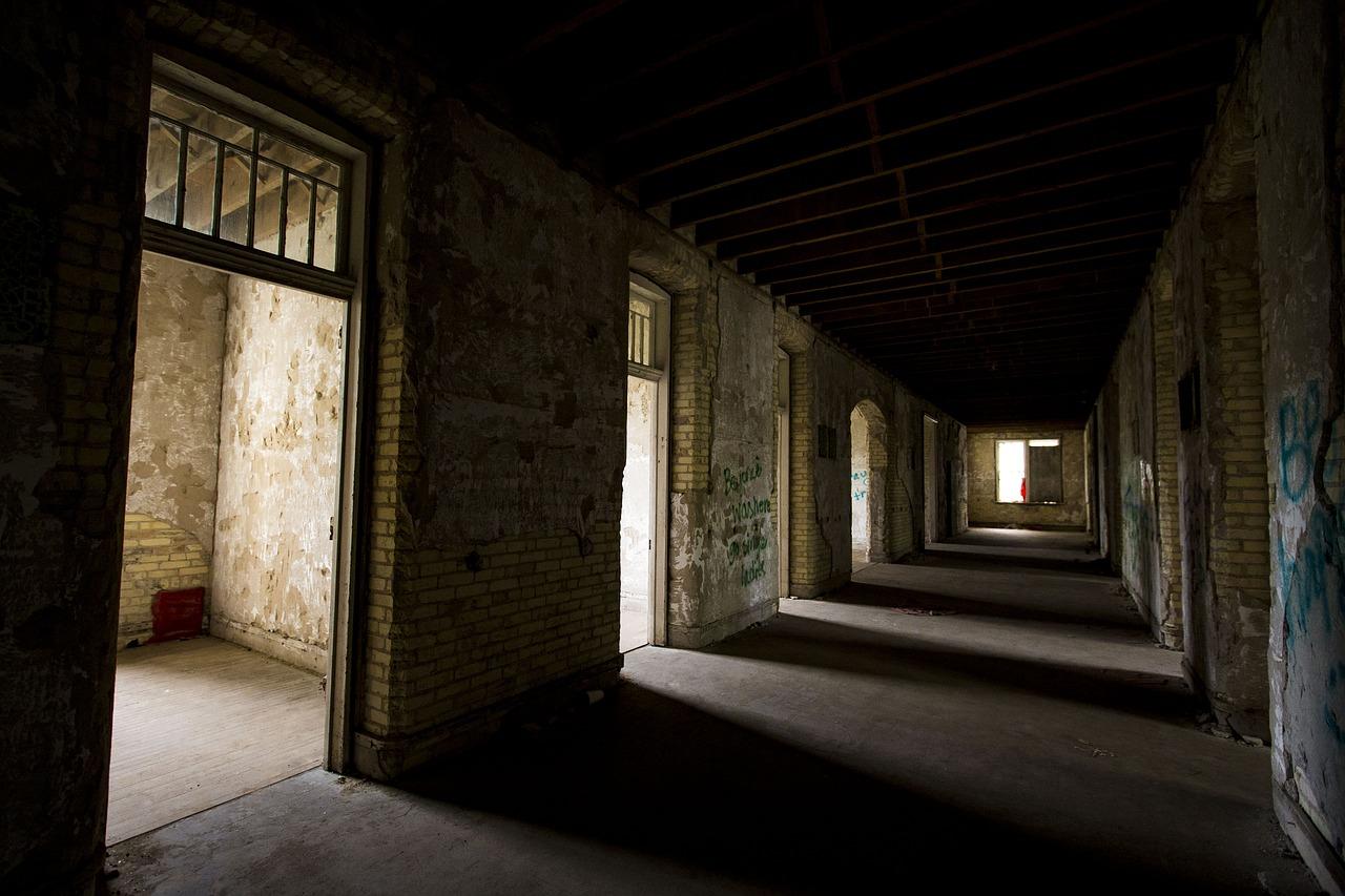 Abandoned Building Explorers From Around The World Share What They Found