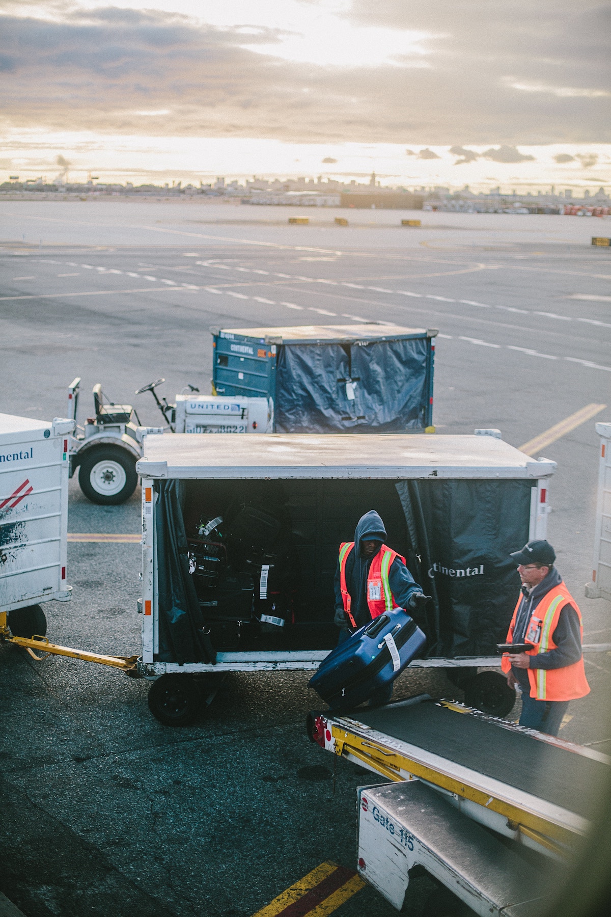 People From Around The World Share Their Airport Farewell Stories