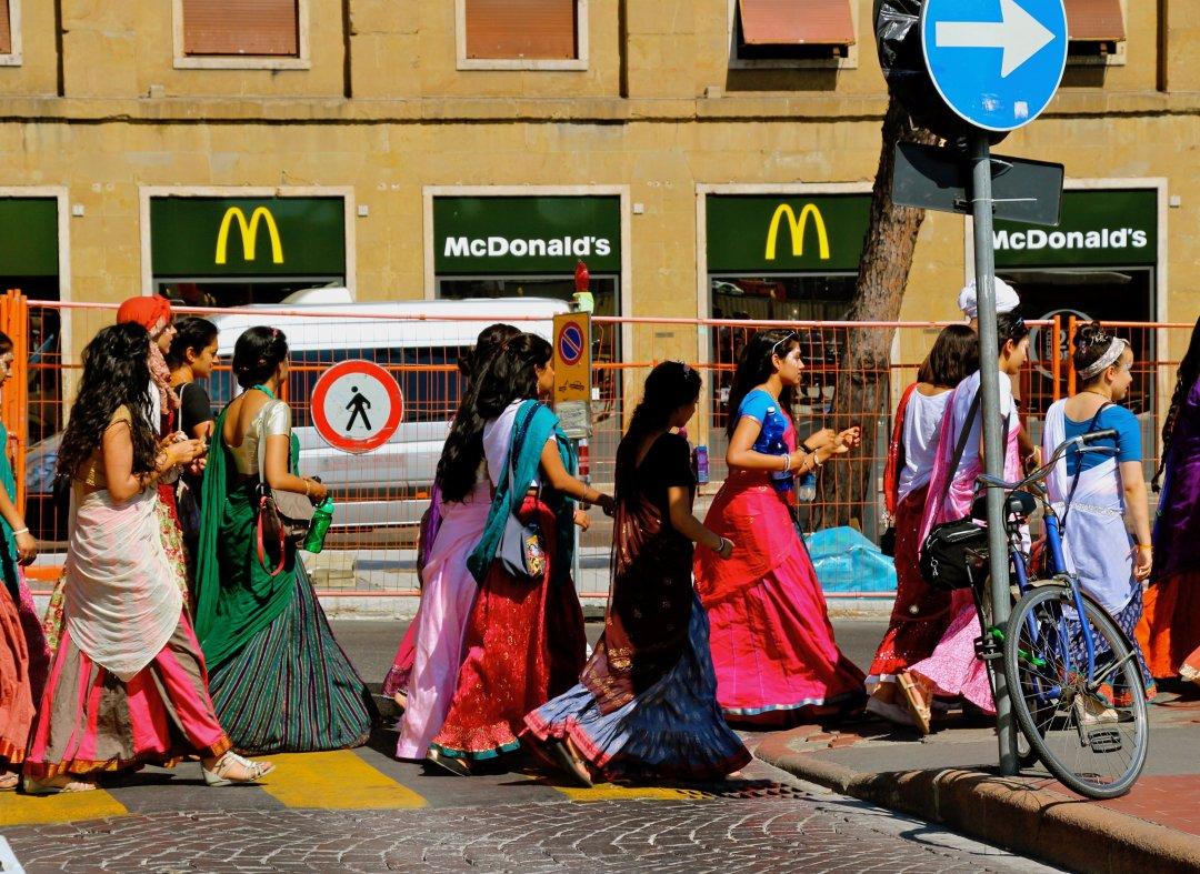 Bilingual People Share Spicy Things They Overheard In Other Languages