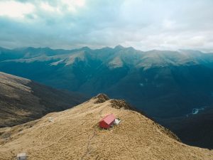 People From Around The World Reveal Their Weirdest Experiences In Isolated Places