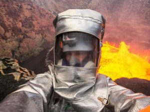 50 Extreme Vacation Selfies That Make Us Very Nervous