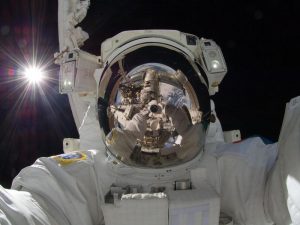 50 Extreme Vacation Selfies That Make Us Very Nervous