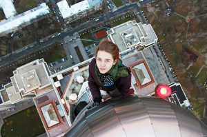 50 Extreme Vacation Selfies That Make Us Very Nervous