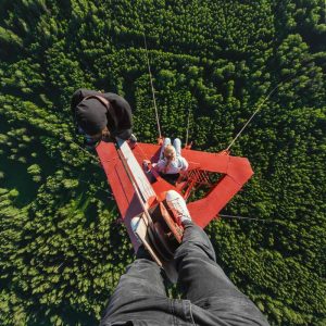 50 Extreme Vacation Selfies That Make Us Very Nervous