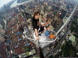 50 Extreme Vacation Selfies That Make Us Very Nervous