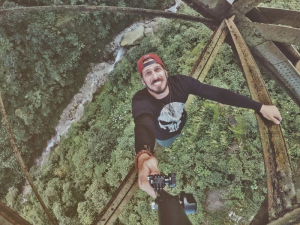 50 Extreme Vacation Selfies That Make Us Very Nervous
