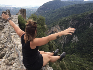 50 Extreme Vacation Selfies That Make Us Very Nervous