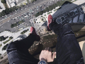 50 Extreme Vacation Selfies That Make Us Very Nervous