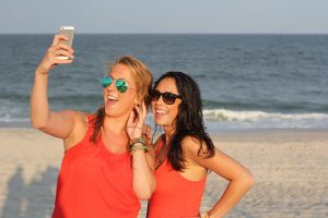 50 Extreme Vacation Selfies That Make Us Very Nervous