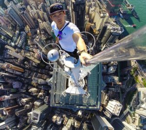 50 Extreme Vacation Selfies That Make Us Very Nervous