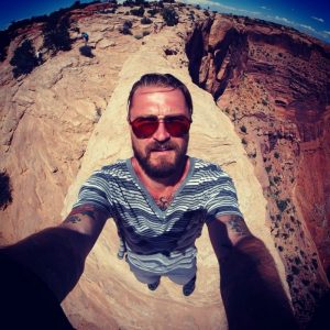 50 Extreme Vacation Selfies That Make Us Very Nervous